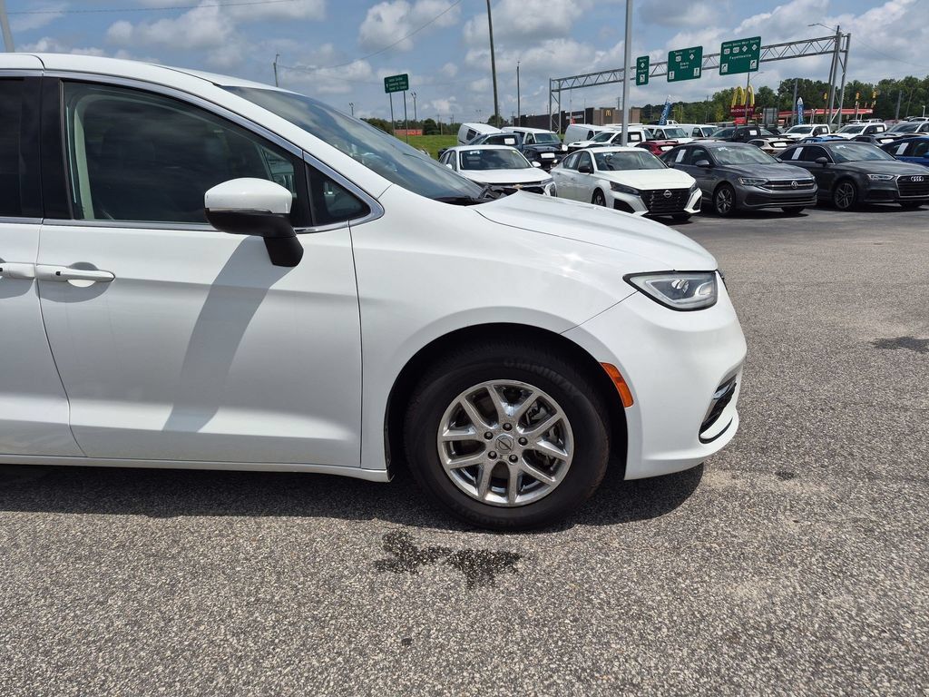 Used 2023 Chrysler Pacifica Touring-L FWD image 12