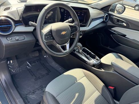 Certified 2025 Chevrolet Trax LT w/ LT Convenience Package image 13