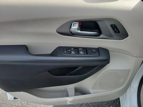 Used 2023 Chrysler Pacifica Touring-L image 21