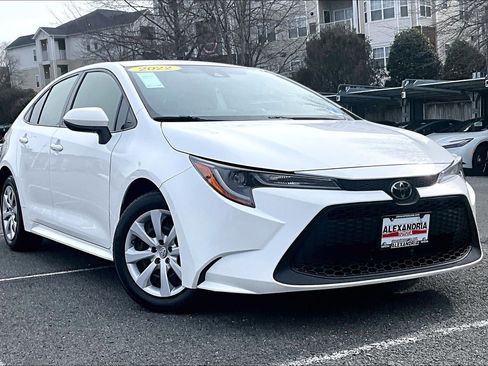 Used 2022 Toyota Corolla LE image 2