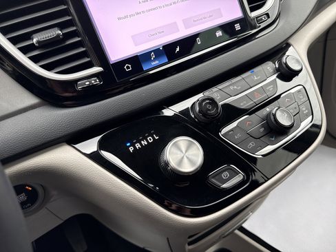 Used 2023 Chrysler Pacifica Touring-L FWD image 23