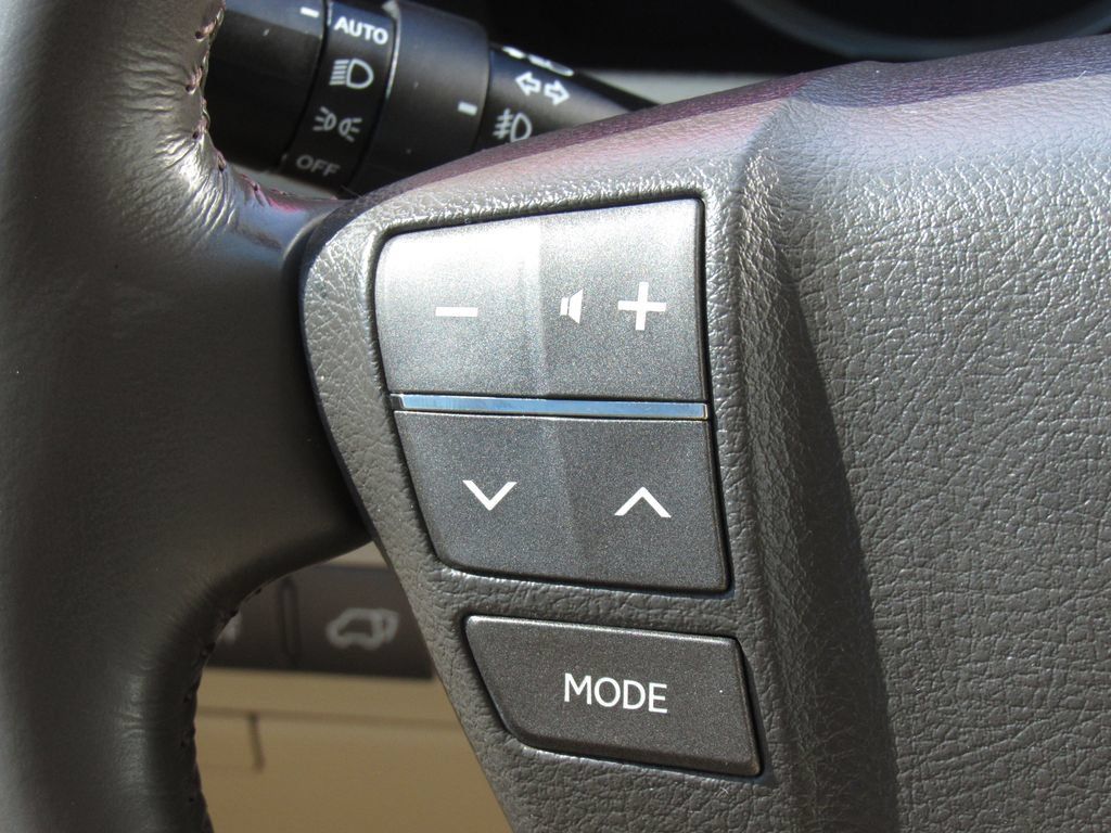 Used 2015 Lexus LX 570 4WD w/ Luxury Package image 27