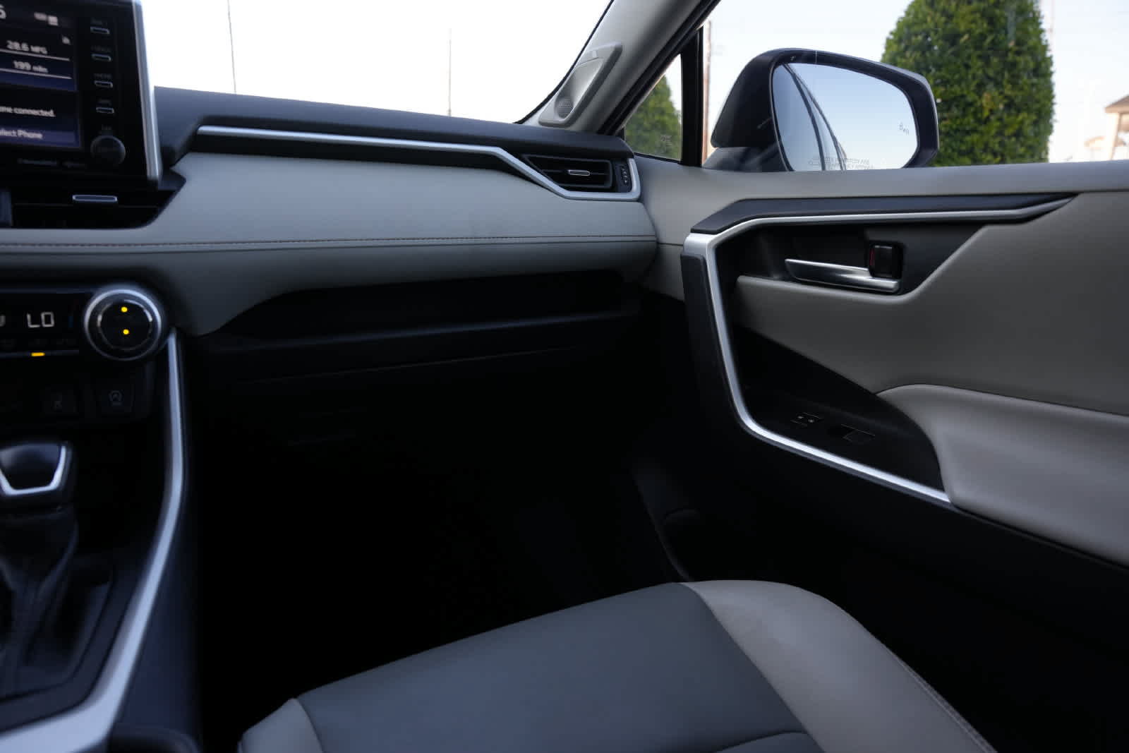 Used 2021 Toyota RAV4 XLE Premium FWD image 8