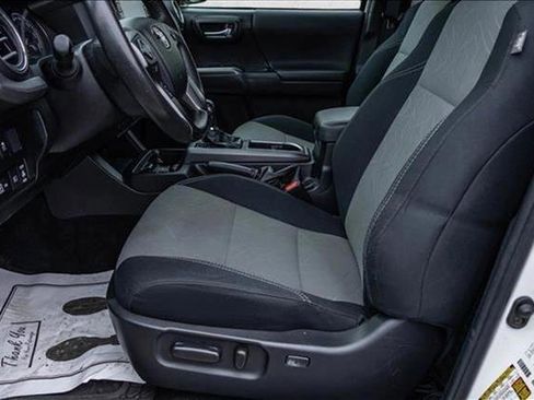 Used 2022 Toyota Tacoma TRD Off-Road image 11