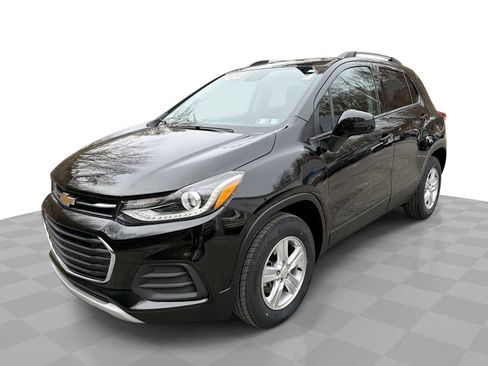 Certified 2022 Chevrolet Trax LT w/ LT Convenience Package image 2