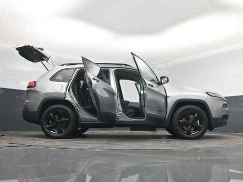 Used 2016 Jeep Cherokee Latitude AWD/4WD image 7