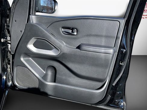 Used 2023 Nissan Frontier SV image 26