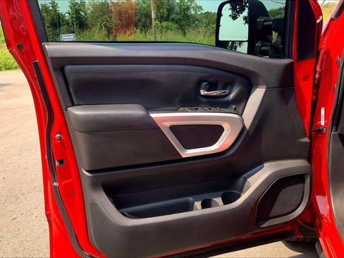 Used 2022 Nissan Titan SV w/ SV Convenience Package AWD/4WD image 25
