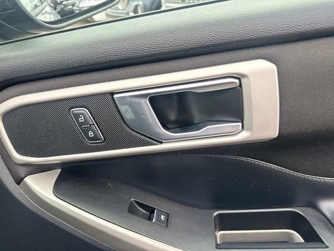 Used 2020 Ford Explorer XLT image 18