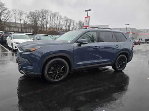 Used 2024 Toyota Grand Highlander Platinum image 3