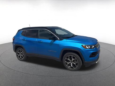 Used 2025 Jeep Compass Limited AWD/4WD image 2