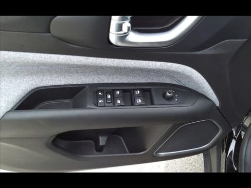 Used 2024 Jeep Compass Latitude AWD/4WD image 11