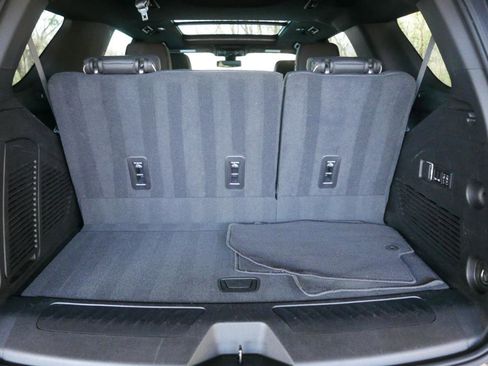Used 2022 GMC Yukon SLT w/ SLT Premium Package AWD/4WD image 11