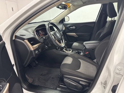 Used 2018 Jeep Cherokee Sport image 9