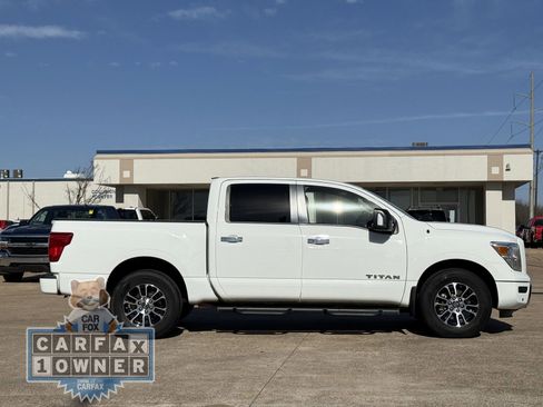 Used 2021 Nissan Titan SV w/ SV Convenience Package image 3