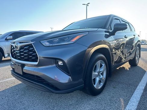 Used 2021 Toyota Highlander LE FWD image 1