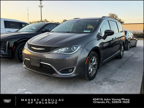 Used 2017 Chrysler Pacifica Touring-L w/ Tire & Wheel Group image 1
