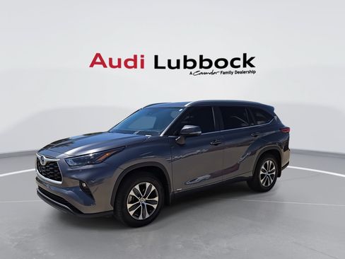 Used 2023 Toyota Highlander XLE AWD/4WD image 4