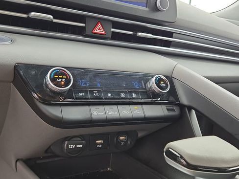 Used 2023 Hyundai Elantra SEL FWD image 13