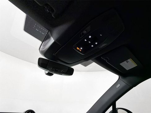 Certified 2026 Porsche Macan 4 Electric RWD image 25