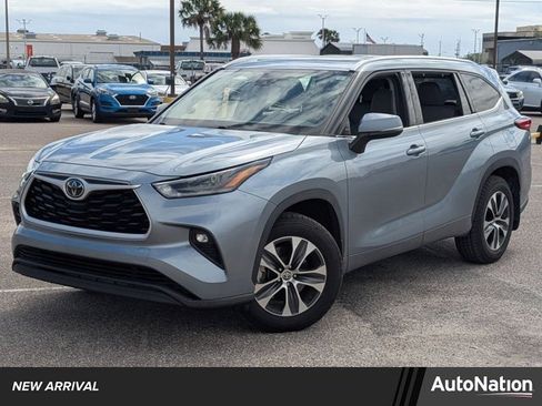 Used 2021 Toyota Highlander XLE image 1