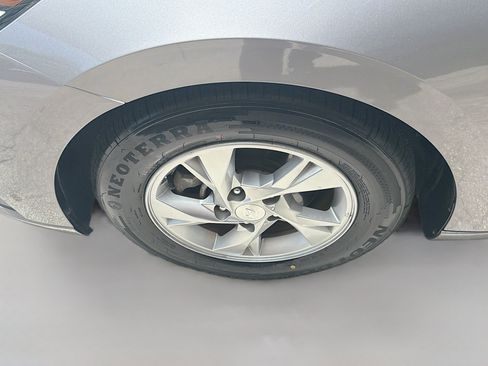 Used 2021 Hyundai Elantra SE FWD image 35