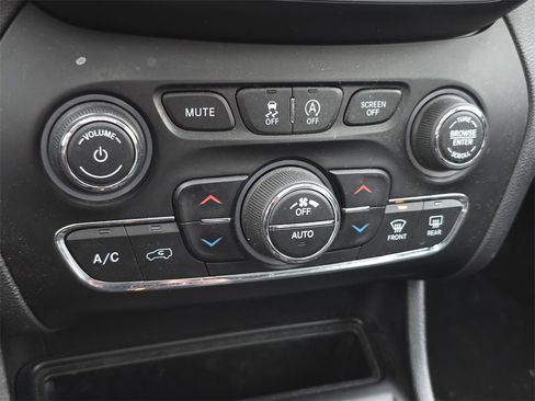 Used 2019 Jeep Cherokee Limited image 24