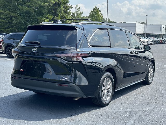 Certified 2024 Toyota Sienna XLE FWD image 8