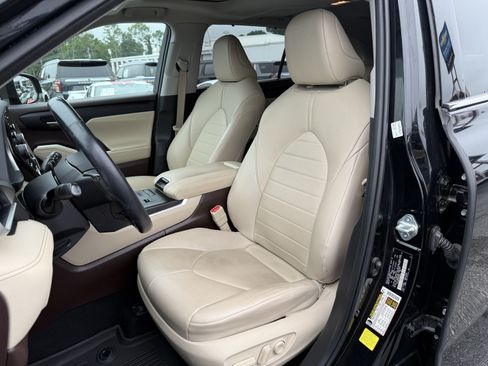 Used 2021 Toyota Highlander XLE FWD image 16