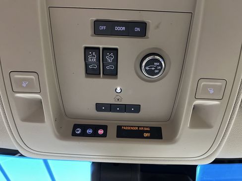 Used 2018 Cadillac Escalade ESV Premium Luxury AWD/4WD image 32