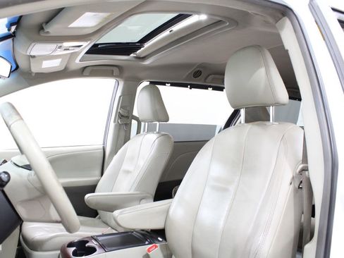 Used 2013 Toyota Sienna XLE image 15