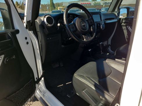 Used 2015 Jeep Wrangler Unlimited Rubicon w/ Connectivity Group image 10