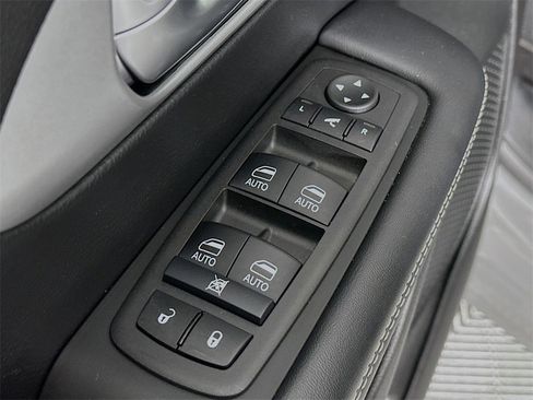 Used 2025 Chrysler Pacifica Limited image 24