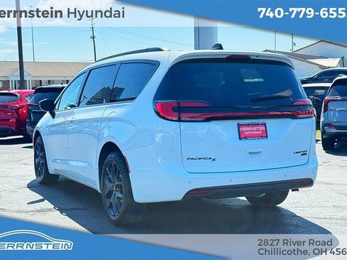 Used 2023 Chrysler Pacifica Limited w/ S Appearance Package image 5