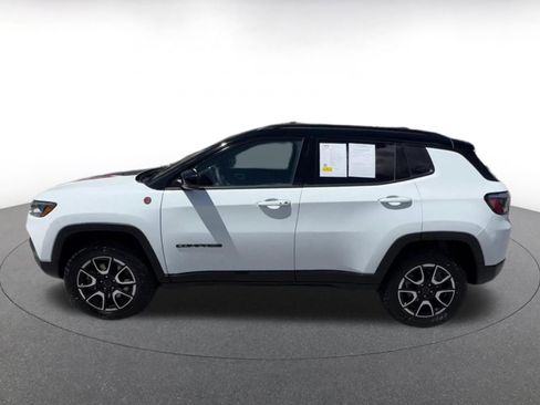 Used 2025 Jeep Compass Trailhawk image 9