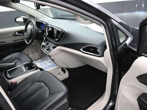 Used 2022 Chrysler Pacifica Touring-L FWD image 9