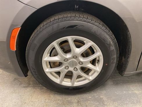 Used 2020 Chrysler Pacifica Touring-L FWD image 29