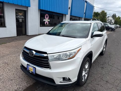 Used 2015 Toyota Highlander Limited w/ Driver Technology Package AWD/4WD image 3