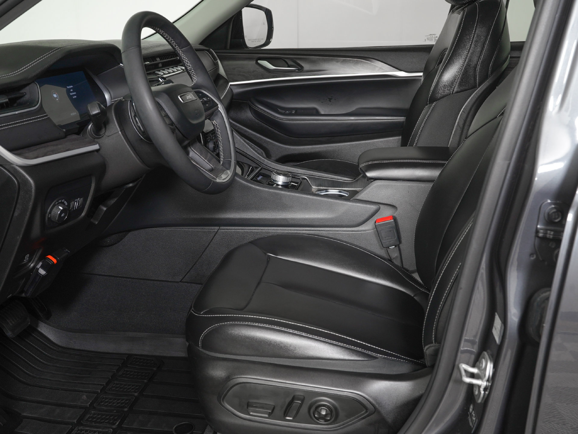 Used 2023 Jeep Grand Cherokee L Limited AWD/4WD image 16