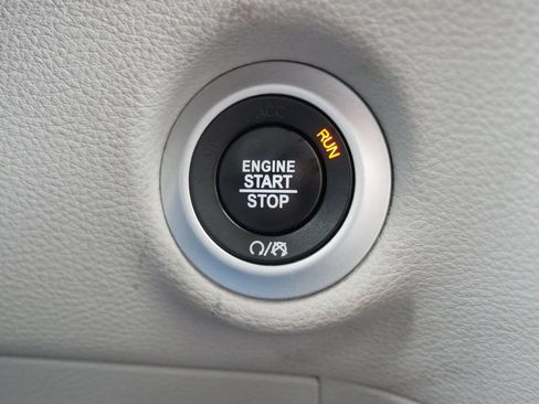 Used 2023 Chrysler Pacifica Limited FWD image 26