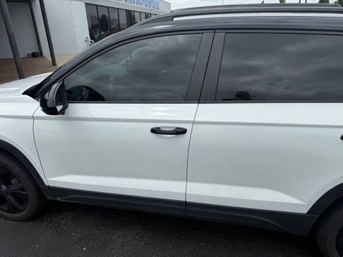 Used 2025 Volkswagen Taos SE FWD image 2