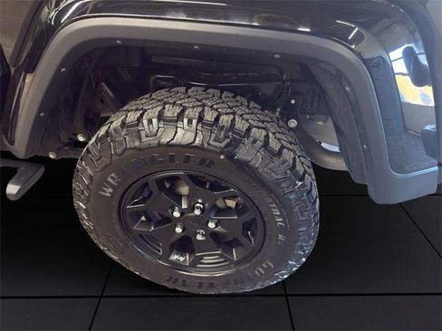Used 2022 Jeep Gladiator Willys image 24