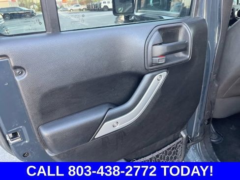Used 2016 Jeep Wrangler Unlimited Rubicon w/ Connectivity Group AWD/4WD image 11