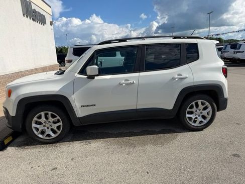 Used 2016 Jeep Renegade Latitude FWD image 9