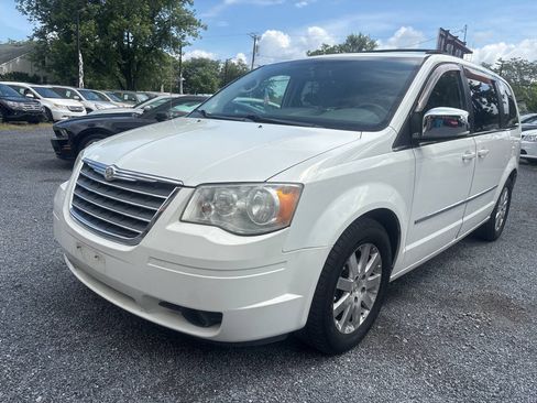 Used 2009 Chrysler Town & Country Touring FWD image 2
