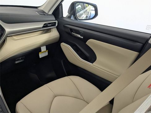 Used 2025 Toyota Highlander XLE FWD image 9