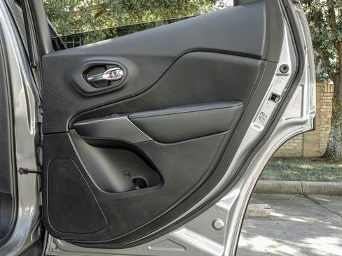 Used 2020 Jeep Cherokee Limited image 59