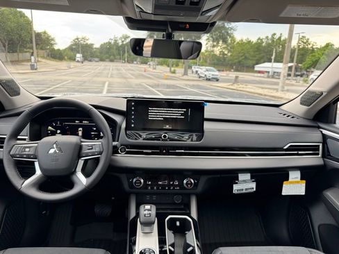 New 2025 Mitsubishi Outlander SE image 25