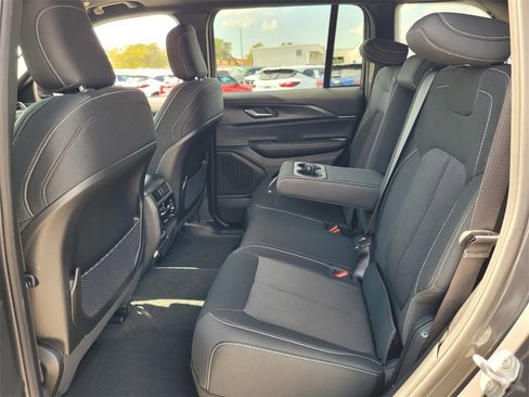 Used 2025 Jeep Grand Cherokee Laredo X w/ Luxury Tech Group I image 16