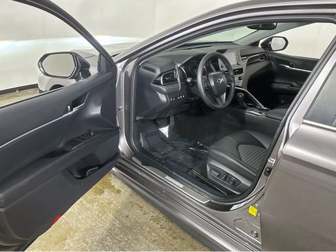 Used 2024 Toyota Camry SE image 2